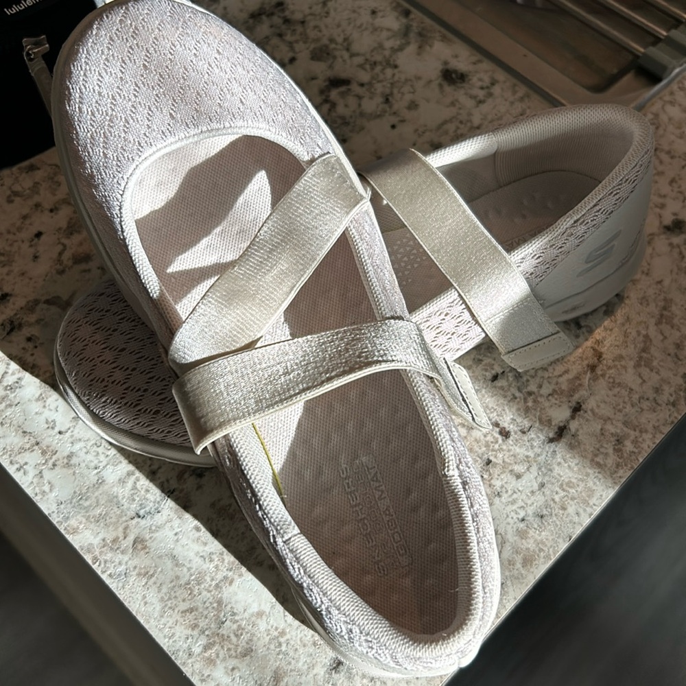 Women’s sketcher ballerina Velcro slips